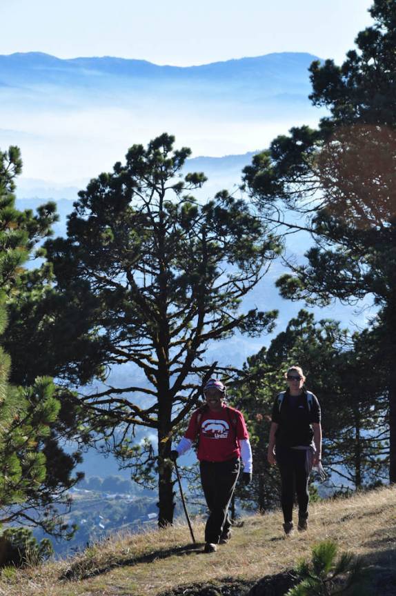 Subindo o Tajumulco com o nosso ótimo guia, o Carlos (na Guatemala)